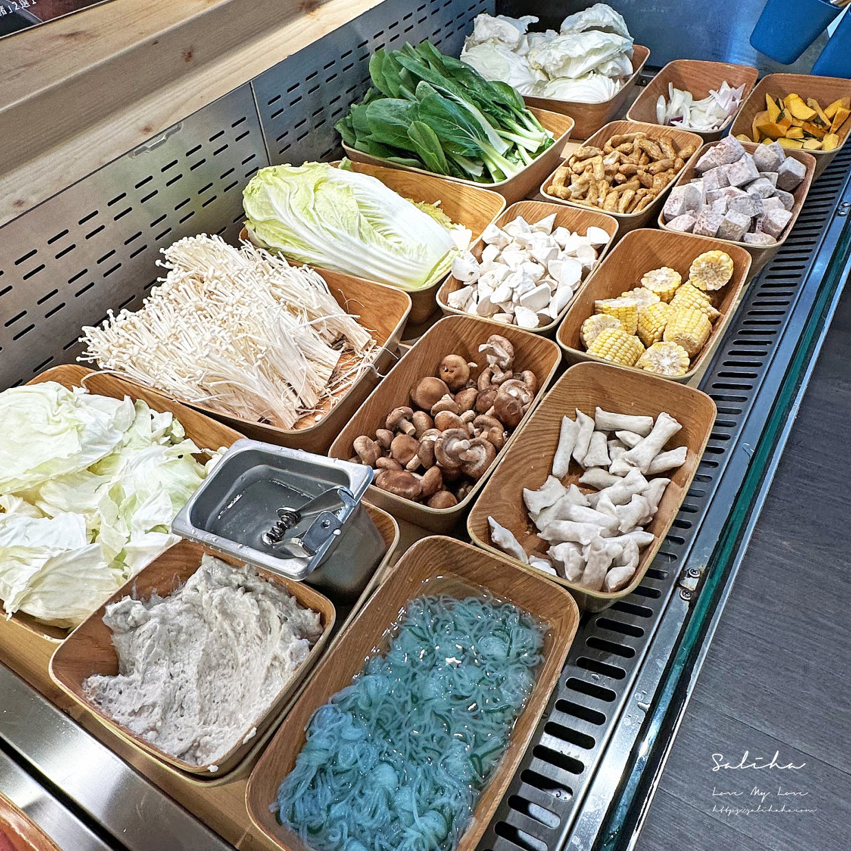 肉多多火鍋中山北店-期間限定全台全天候平假日不限時!輕量級套餐299元起,蔬食自助吧吃到飽,CP值超高!(西門店.淡水店例假日除外,湯底,服務費另計)