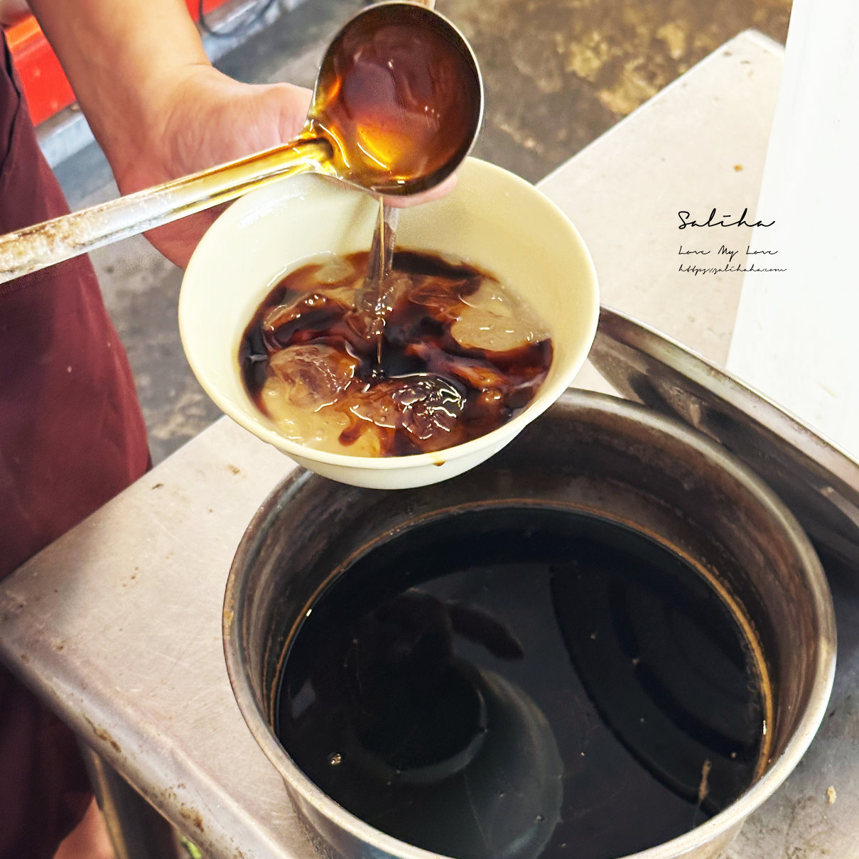 板橋新埔美食【阿賢古早味麵茶】全台罕見太白粉冰，再來份杏仁茶椪餅，一秒回到阿公年代！