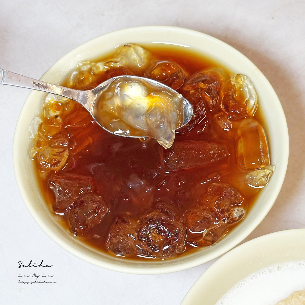 板橋新埔美食【阿賢古早味麵茶】全台罕見太白粉冰，再來份杏仁茶椪餅，一秒回到阿公年代！
