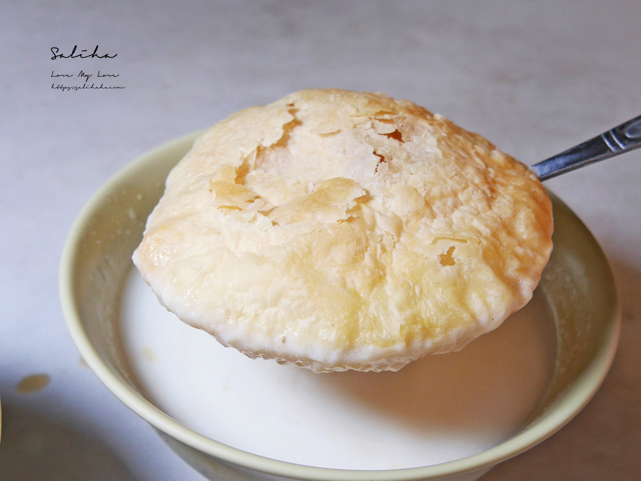 板橋新埔美食【阿賢古早味麵茶】全台罕見太白粉冰，再來份杏仁茶椪餅，一秒回到阿公年代！