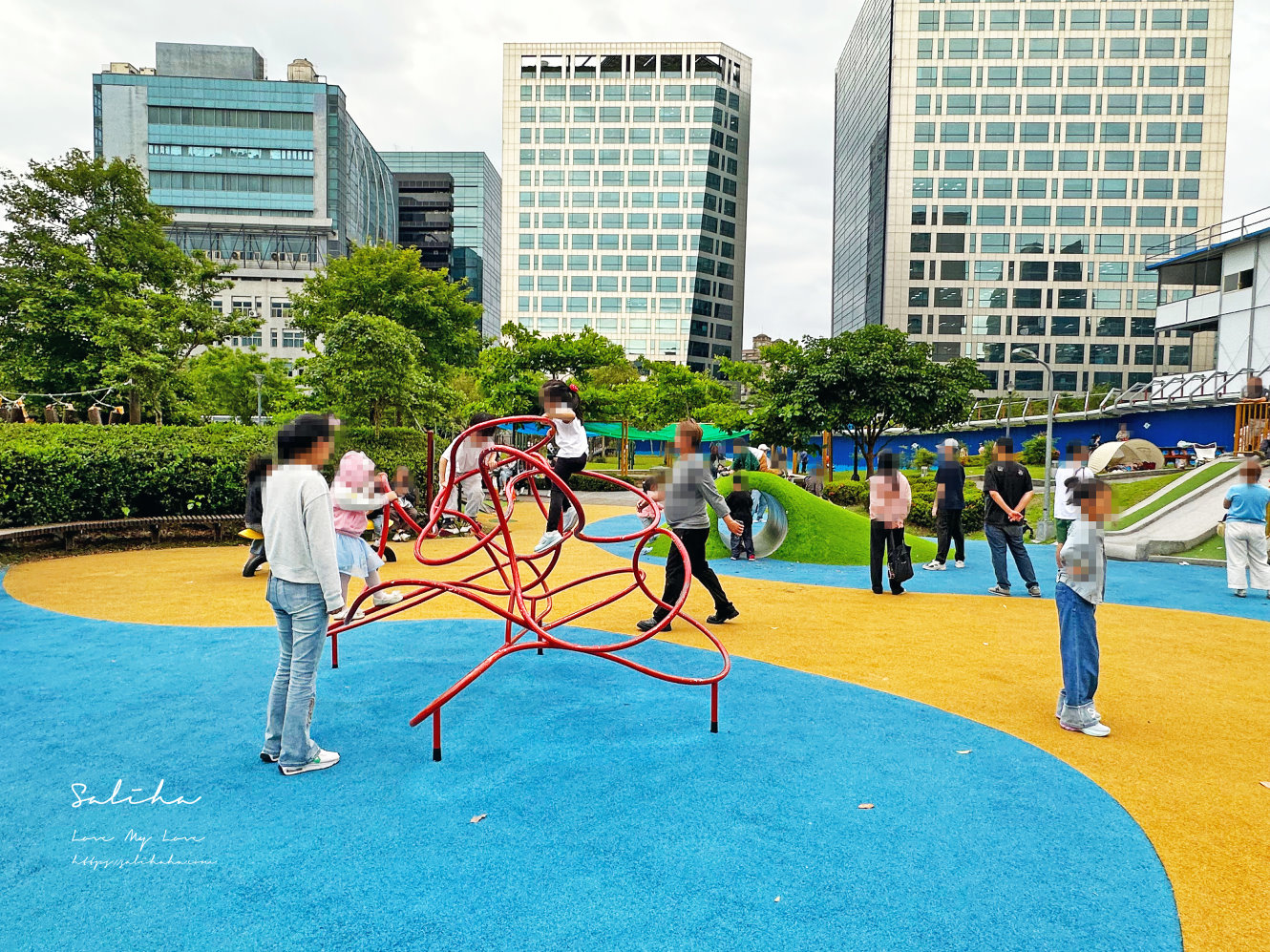 內湖景點【大港墘公園】喝完咖啡帶小孩放電！內科附近超夯共融遊戲場，學齡前也能玩
