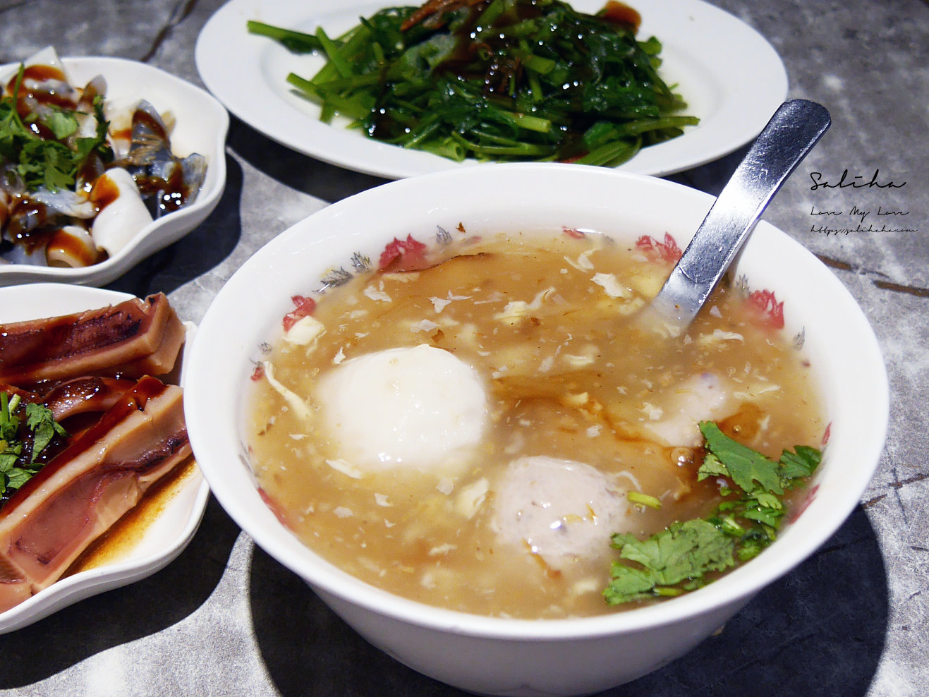 西門町美食推薦【永富魚丸店】必點魯肉蛋包麵、爆汁福州魚丸！人氣老牌小吃(菜單)
