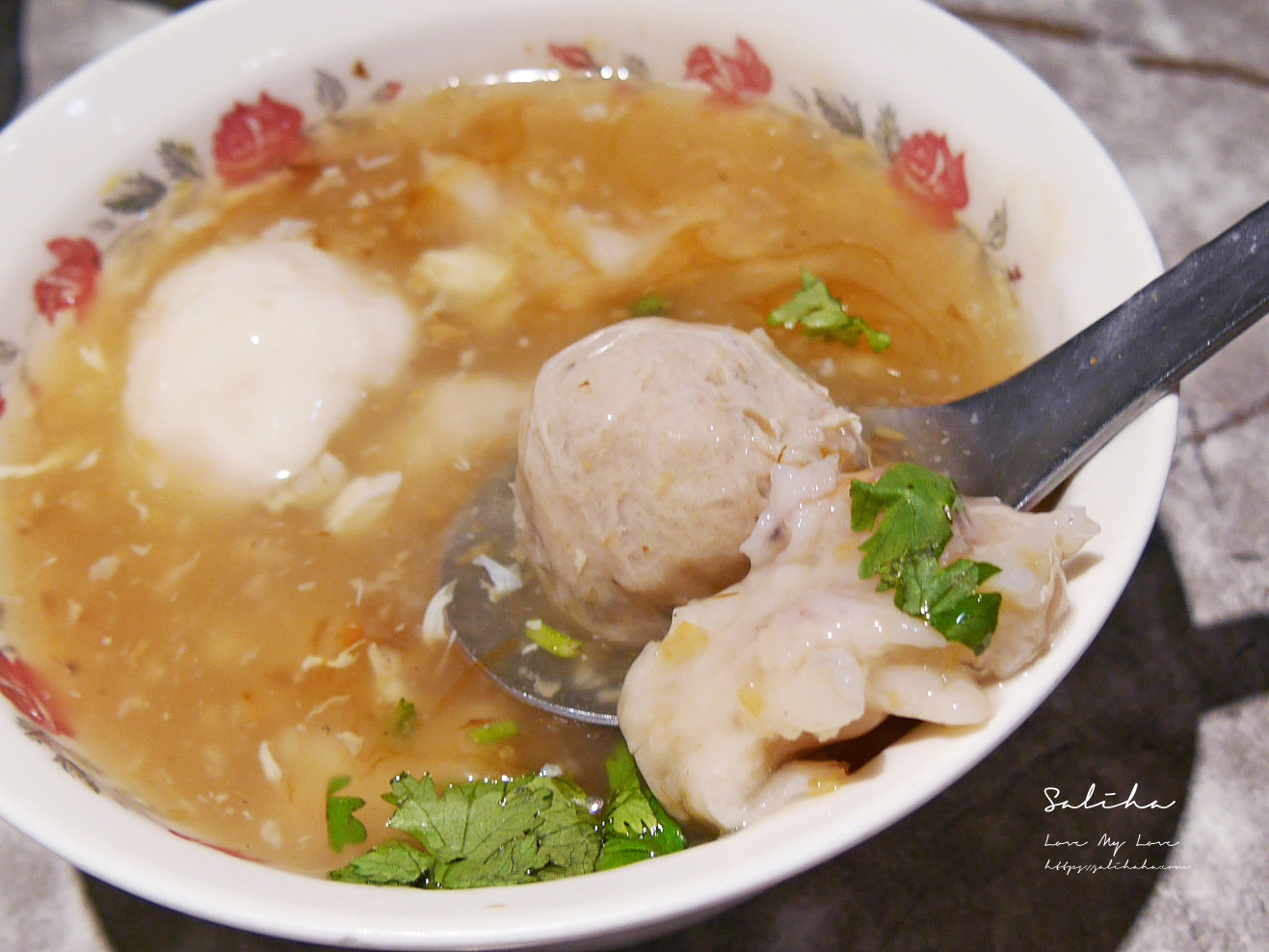西門町美食推薦【永富魚丸店】必點魯肉蛋包麵、爆汁福州魚丸！人氣老牌小吃(菜單)