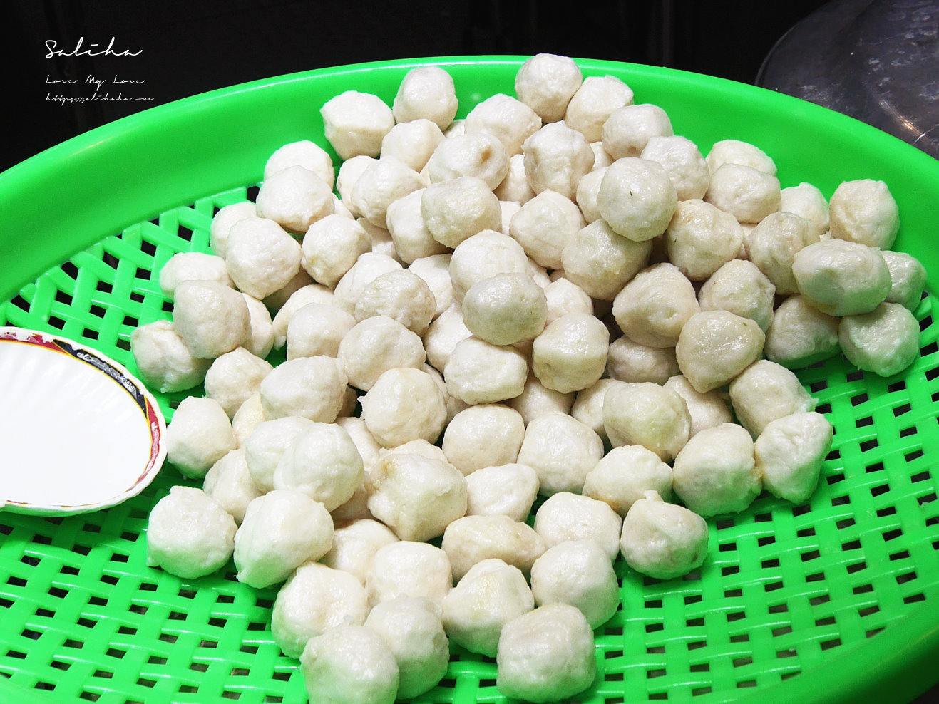 西門町美食推薦【永富魚丸店】必點魯肉蛋包麵、爆汁福州魚丸！人氣老牌小吃(菜單)