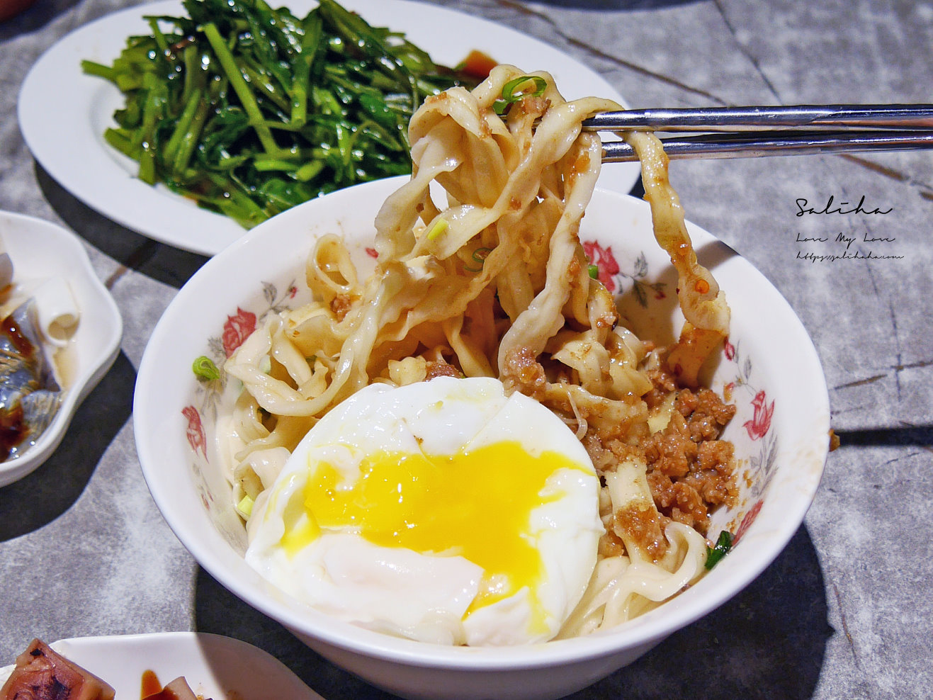 西門町美食推薦【永富魚丸店】必點魯肉蛋包麵、爆汁福州魚丸！人氣老牌小吃(菜單)